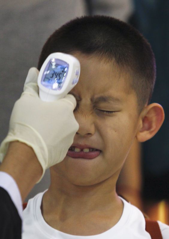 © Reuters. شفاء أول حالة اصابة بفيروس كورونا في تايلاند وهي لرجل عماني