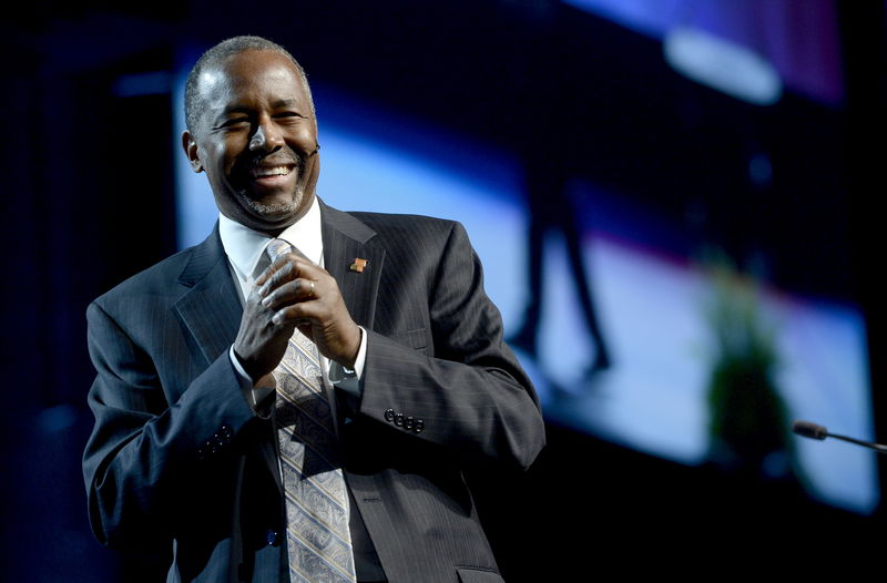 © Reuters. Presidential Candidate Ben Carson laughs during his speach at the Western Conservative Summit in Denver