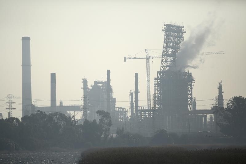 © Reuters. A view of the Tesoro refinery in Martinez