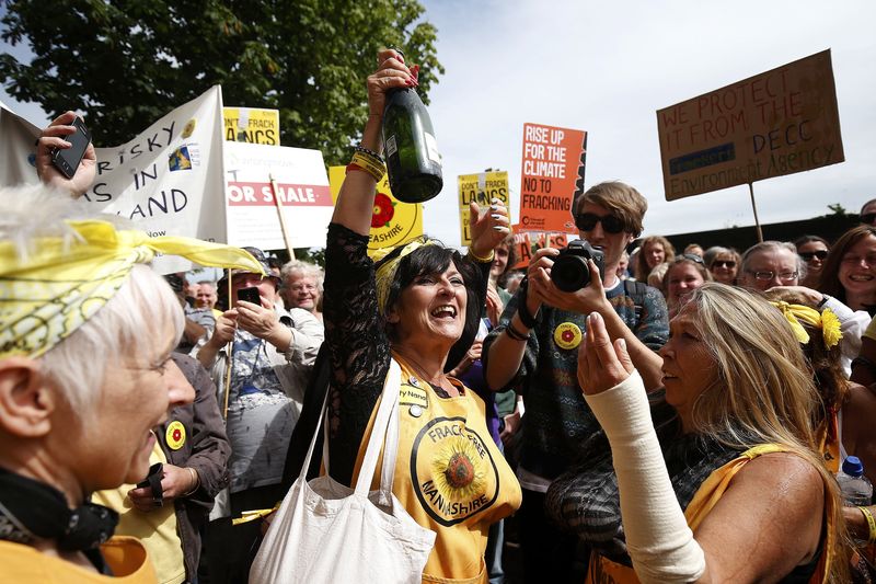 © Reuters. Anti-fracking protesters celebrate a rejected fracking planning application during a demonstration outside County Hall in Preston