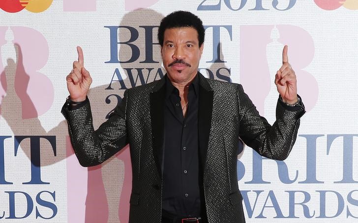 © Reuters. Lionel Ritchie hace suyo el espacio para leyendas en Glastonbury 2015