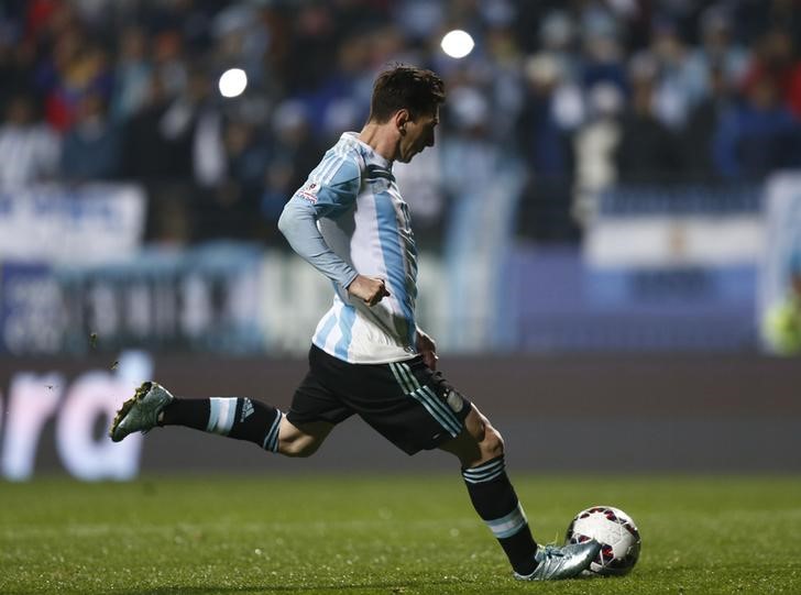 © Reuters. Argentina's Lionel Messi shoots to score during penalties after the end of regulation play against Colombia in their Copa America 2015 quarter-finals soccer match at Estadio Sausalito in Vina del Mar