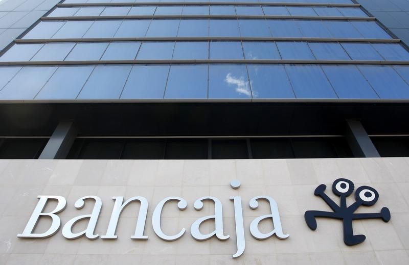 © Reuters. Detenidos ex altos cargos de Bancaja y Banco de Valencia