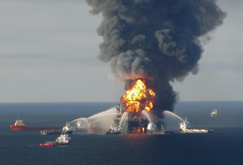 © Reuters. File photo of fire boat response crews battling the blazing remnants of the offshore oil rig Deepwater Horizon off Louisiana