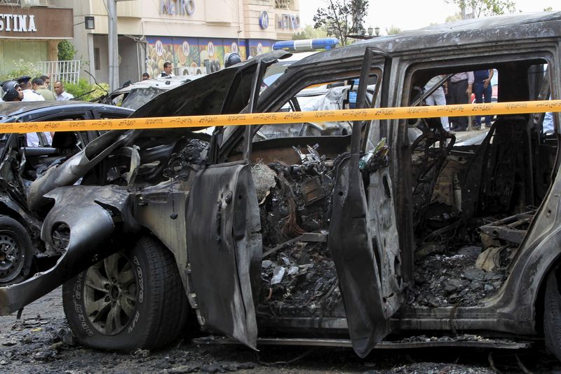© Reuters. وفاة النائب العام المصري متأثرا بجراحه في انفجار بالقاهرة