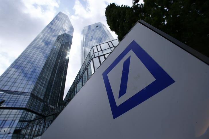 © Reuters. A Deutsche Bank logo adorns a wall at the company's headquarters in Frankfurt