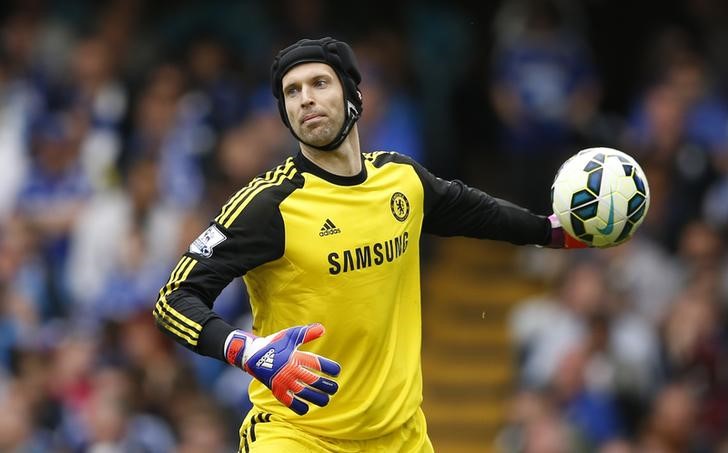 © Reuters. Goleiro Petr Cech, então no Chelsea, durante partida contra o Sunderland pelo Campeonato Inglês