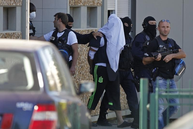 © Reuters. Yassin Salhi, suspeito de decapitar o chefe e tentar explodir uma indústria química, sendo levado pela polícia, em Saint-Priest