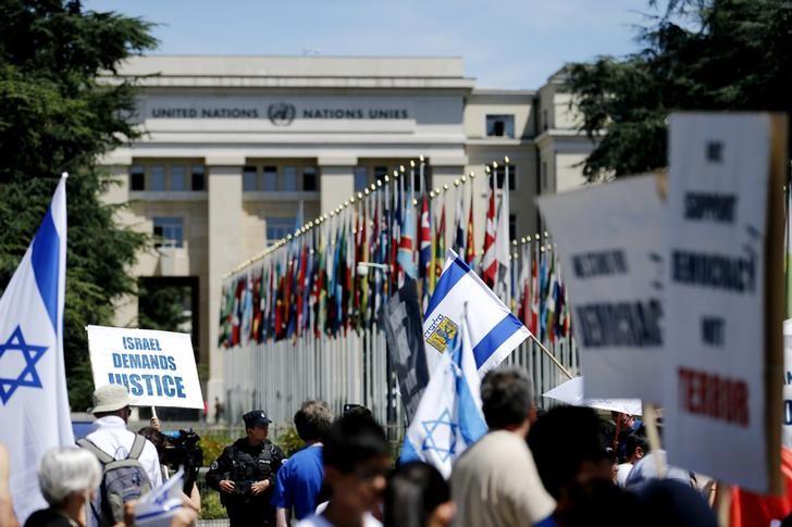 © Reuters. Manifestantes pró-Israel protestam em frente à sede da ONU em Genebra após apresentação de relatório de investigadores independentes sobre o conflito de 2014 em Gaza