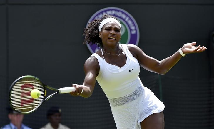 © Reuters. Serena y Sharapova pasan sin problemas a la segunda ronda en Wimbledon