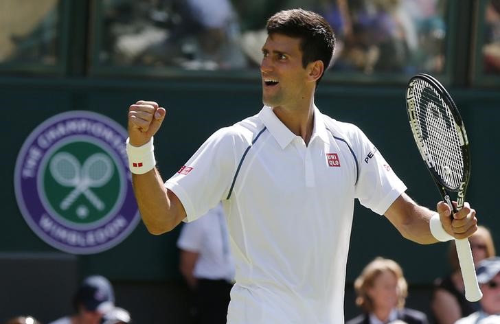© Reuters. Novak Djokovic pasa a la segunda ronda en Wimbledon