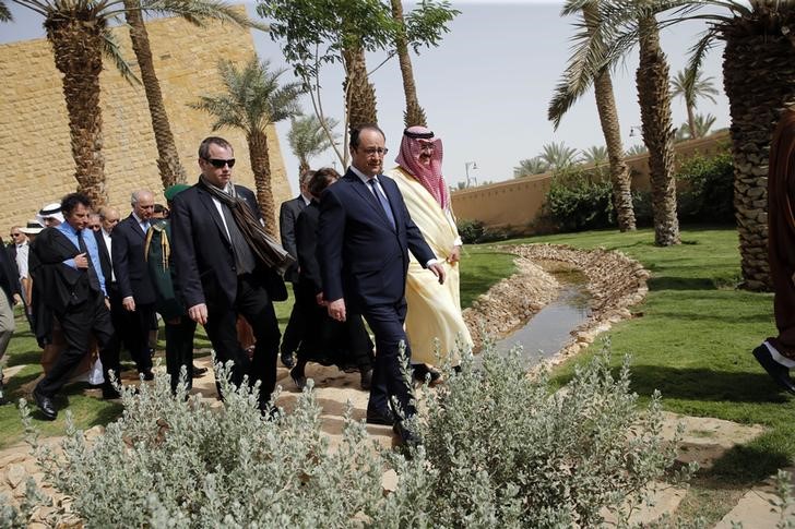 © Reuters. French President Francois Hollande visits the Diriyah Historical City, near Riyadh