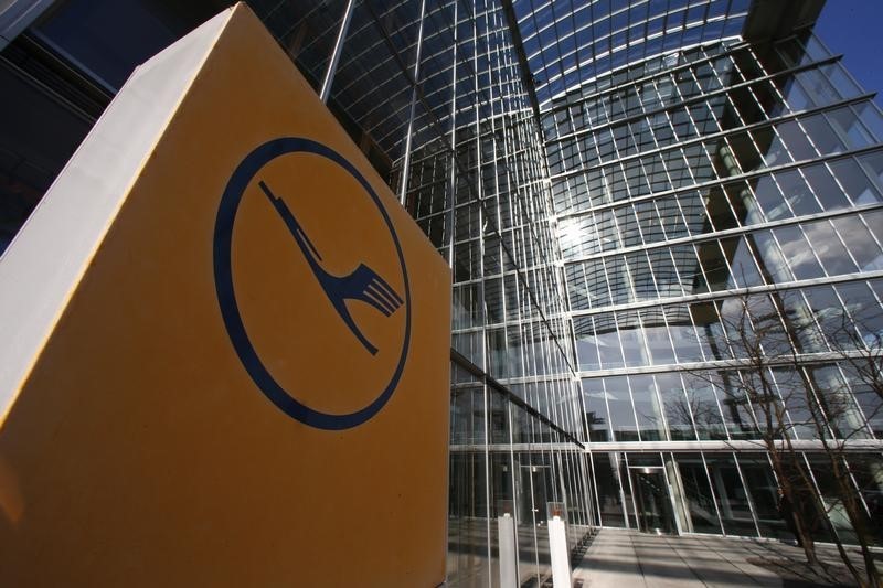 © Reuters. A Lufthansa emblem is pictured at the company headquarters ahead of a news conference in Frankfurt