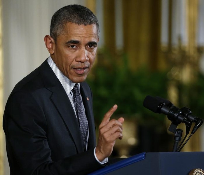© Reuters. أوباما يوقع قانونا للتجارة ويقول إن أمامه معركة صعبة
