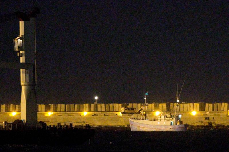 © Reuters. Barco pró-palestinos é escoltado para porto de Ashdod, sul de Israel 