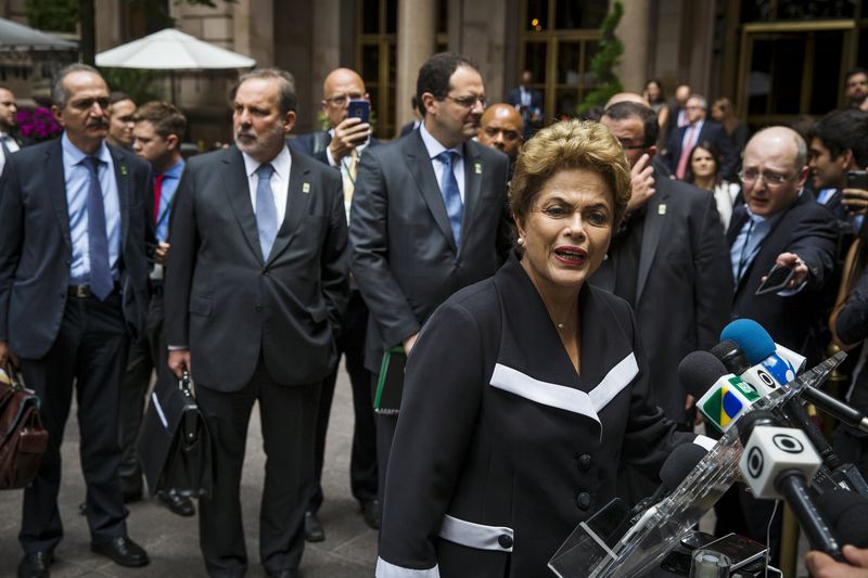 © Reuters. Brazil's President Dilma Rousseff speaks to members of the media after speaking at an investment summit regarding Brazil's infrastructure on a visit to New York