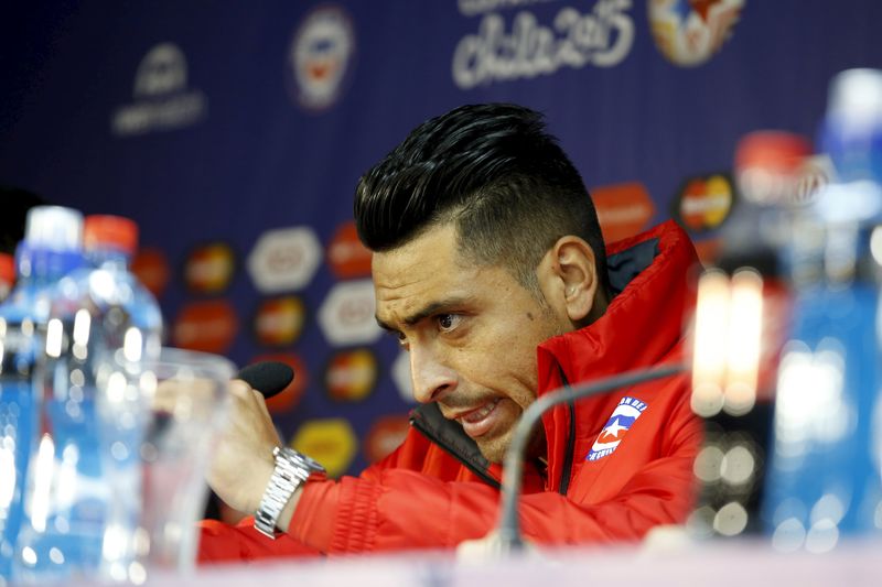 © Reuters. Gonzalo Jara, da seleção do Chile, durante entrevista coletiva em Santiago