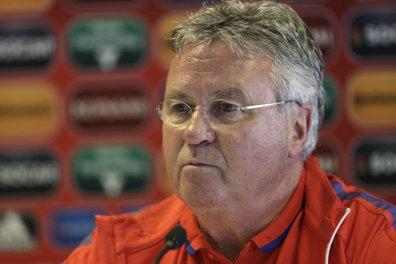 © Reuters. Guus Hiddink, então técnico da seleção holandesa, durante entrevista coletiva em Riga, na Letônia