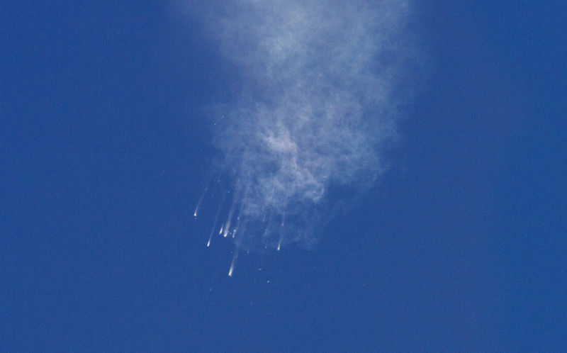 © Reuters. An unmanned SpaceX Falcon 9 rocket explodes after lift-off from Cape Canaveral