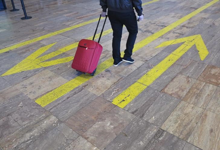 © Reuters. Passageiro no aeroporto El Prat, de Barcelona, na Espanha