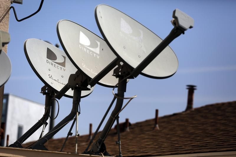 © Reuters. DirecTV satellite dishes are seen on an apartment roof in Los Angeles