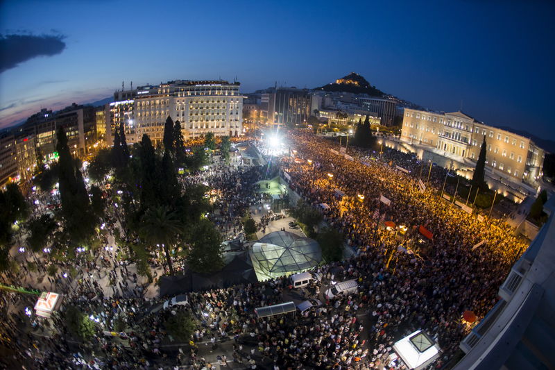 © Reuters. Manifestantes participam de um grande protesto contra medidas de austeridade