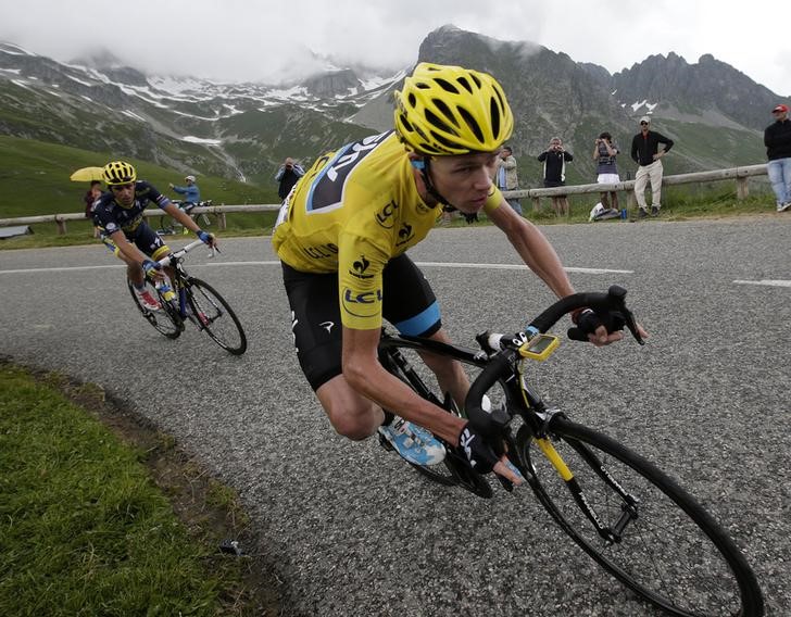 © Reuters. Froome of Britain cycles during the 204.5 km stage of the centenary Tour de France cycling race from Bourg d'Oisans to Le Grand Bornand