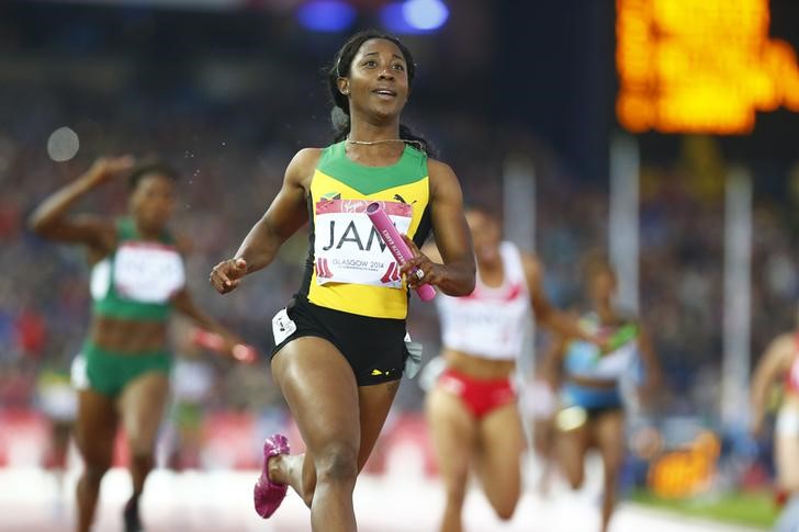 © Reuters. Jamaica's Fraser-Pryce runs the anchor leg as Jamaica wins the women's 4x100m relay final at the 2014 Commonwealth Games in Glasgow