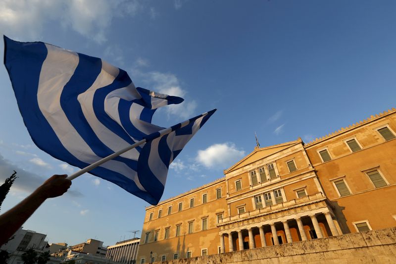 © Reuters. Protester waves a Greek flag during an anti-austerity rally in Athens