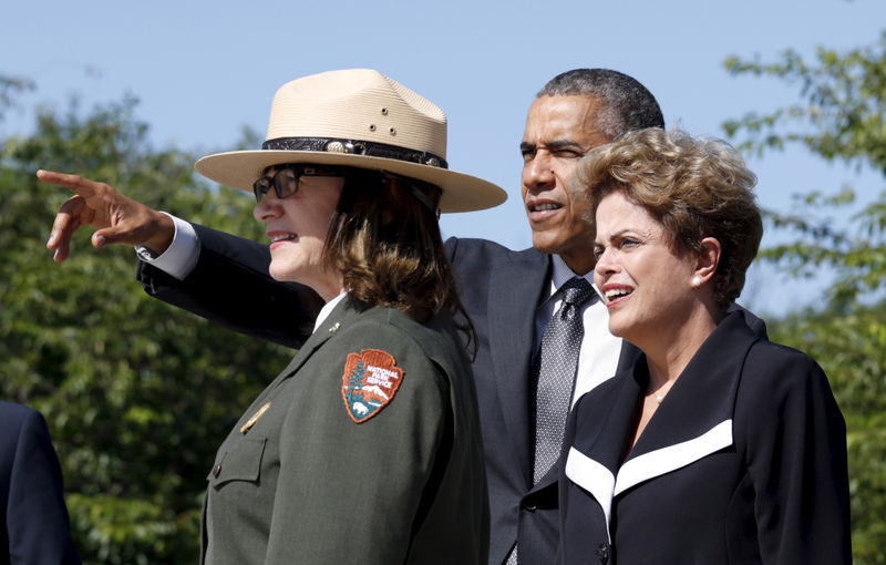 © Reuters. Obama and Rousseff tour the MLK Memorial in Washington