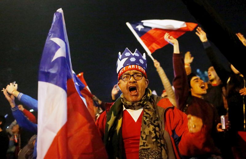 © Reuters. Chile se mete en la final de la Copa América tras ganar 2-1 a Perú