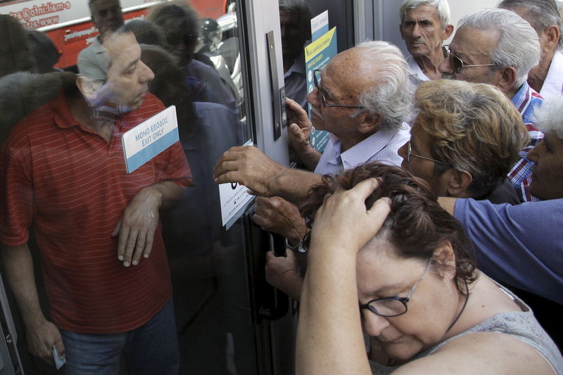 © Reuters. Grecia reabrirá algunas sucursales bancarias para los pensionistas 