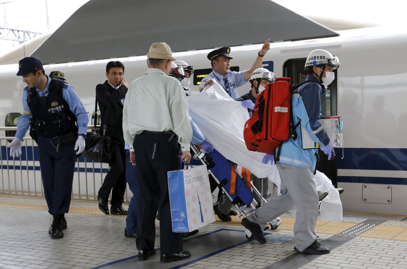 © Reuters. Un hombre se prende fuego en tren bala japonés, 2 personas mueren