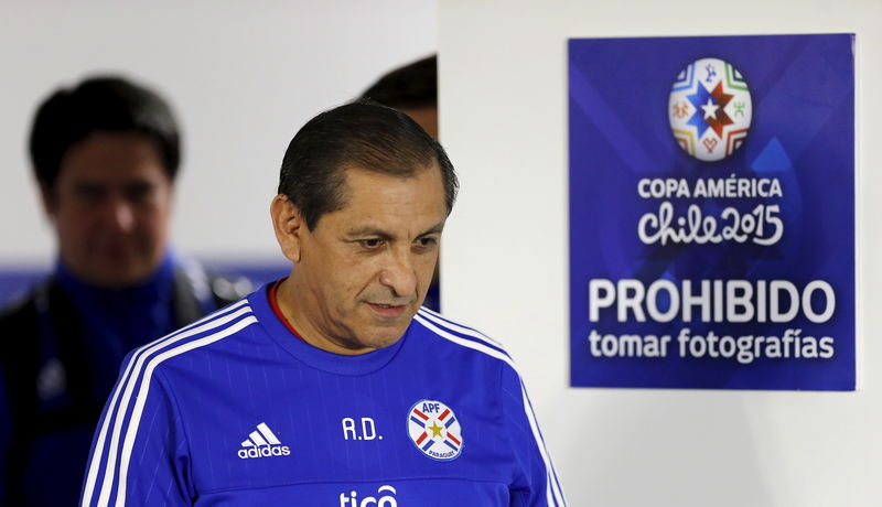 © Reuters. El técnico de Paraguay premiará con otra camioneta a su equipo si gana a Argentina