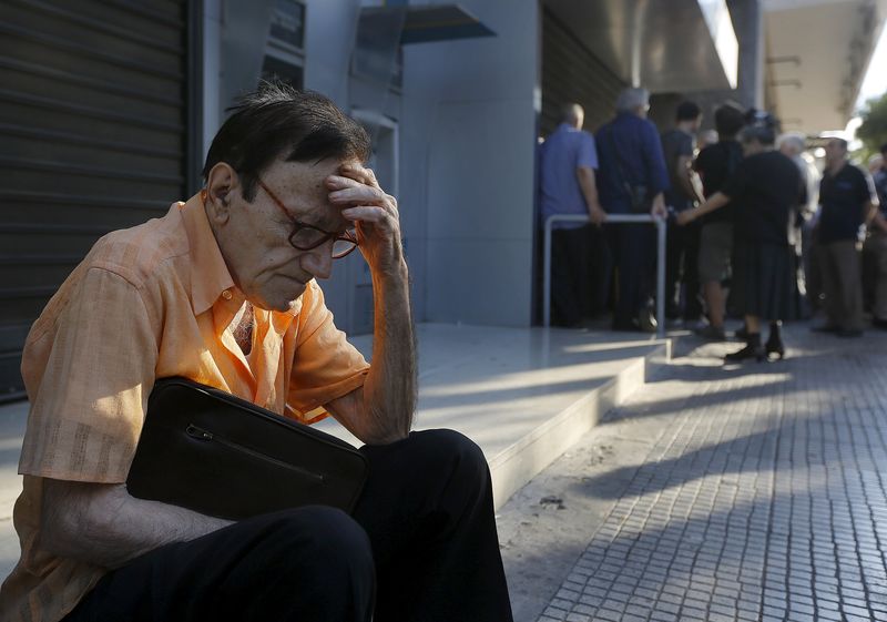 © Reuters. Un pensionato davanti ad una banca ad Atene 