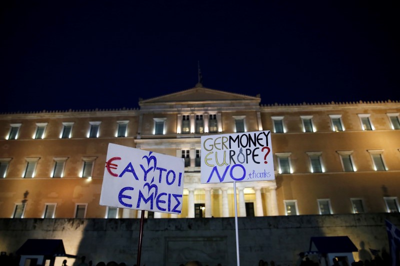 © Reuters. Bolsas europeas continúan a la baja pendientes de Grecia