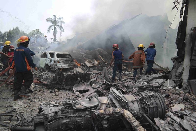 © Reuters. Al menos 30 muertos en un accidente de un avión militar en Indonesia 