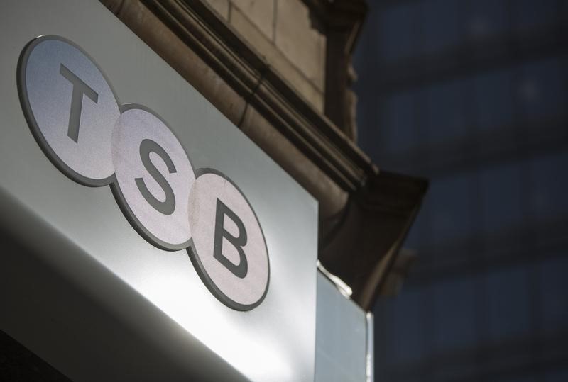 © Reuters. FEU VERT BRITANNIQUE AU RACHAT DE TSB PAR SABADELL