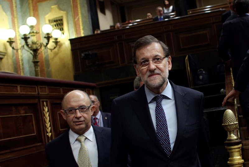 © Reuters. Rajoy confía en devolver este año parte de la extra retirada a funcionarios