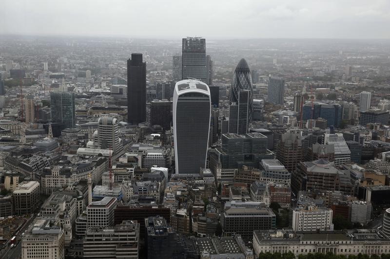 © Reuters. The City of London is seen during a rainy day in London