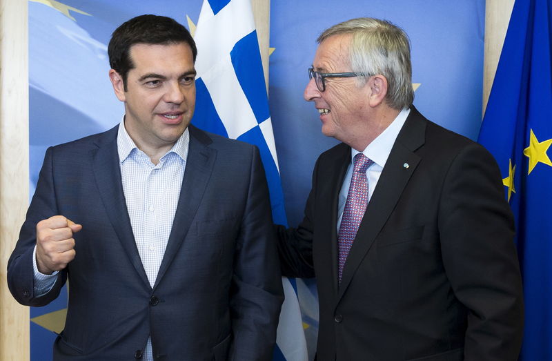 © Reuters. Il premier greco Alexis Tsipras (a sinistra) con il presidente della Commissione Ue Jean Claude Juncker 