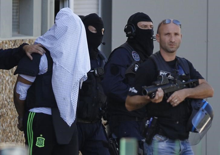 © Reuters. فرنسا توجه اتهامات بالارهاب إلى منفذ الهجوم على مصنع للكيماويات