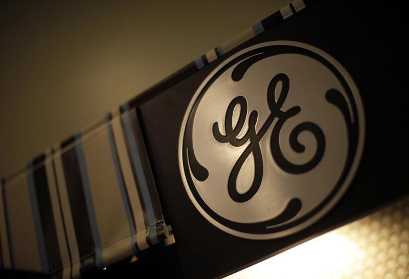 © Reuters. A GE logo is seen in a store in Santa Monica
