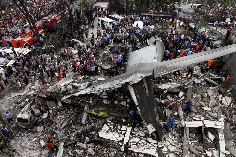 © Reuters.  Forças de segurança examinando os destroços da aeronave C-130 Hercules, na cidade de Medan, na Indonésia