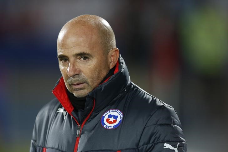 © Reuters. Técnico da seleção chilena, Jorge Sampaoli, durante partida contra o Uruguai na Copa América