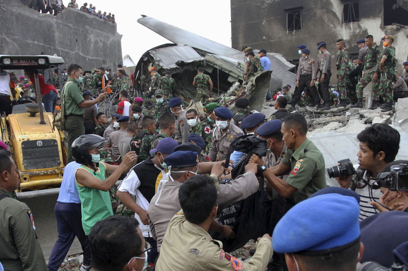 © Reuters. مقتل 55 شخصا على الأقل في تحطم طائرة عسكرية إندونيسية