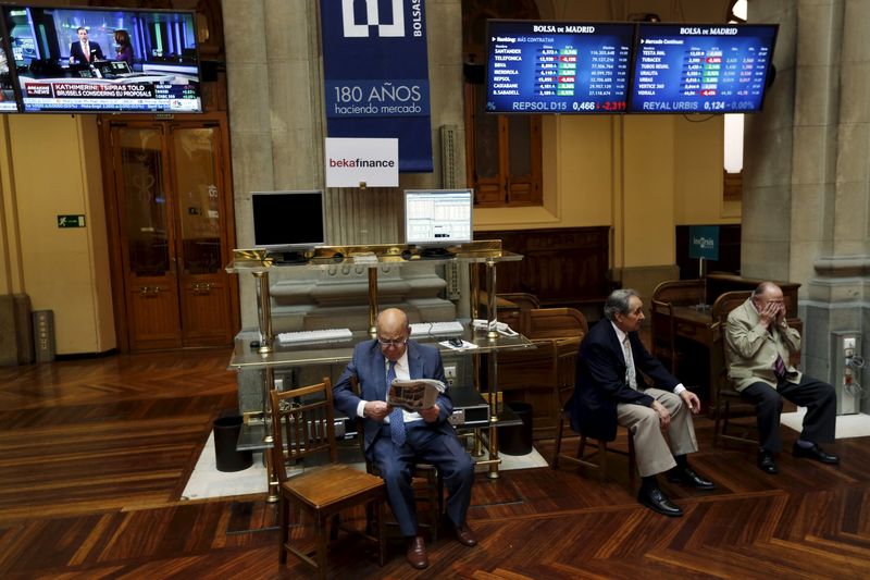 © Reuters. El rendimiento del bono español e italiano baja tras nueva oferta para Grecia    