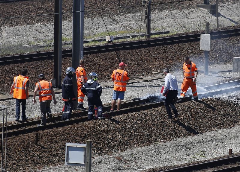 © Reuters. LE TRAFIC EUROTUNNEL INTERROMPU DANS LES DEUX SENS