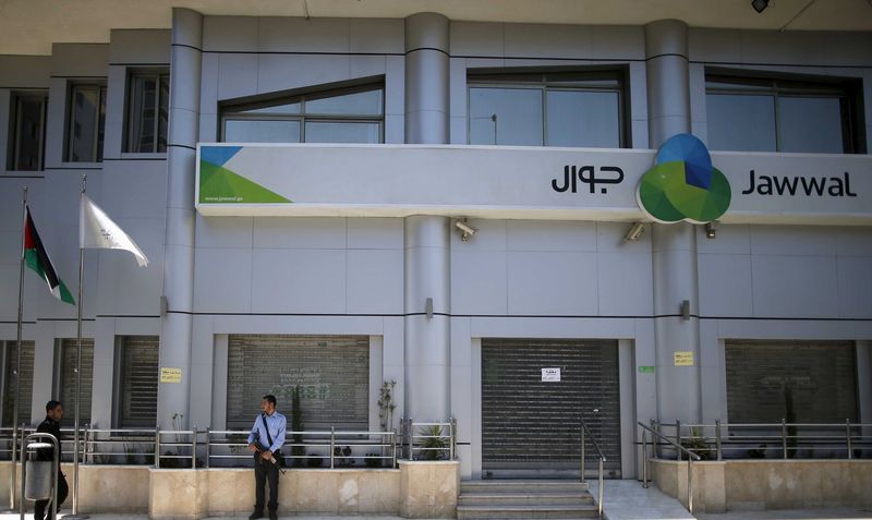 © Reuters. حماس تغلق مكاتب المشغل الوحيد للهاتف المحمول في غزة