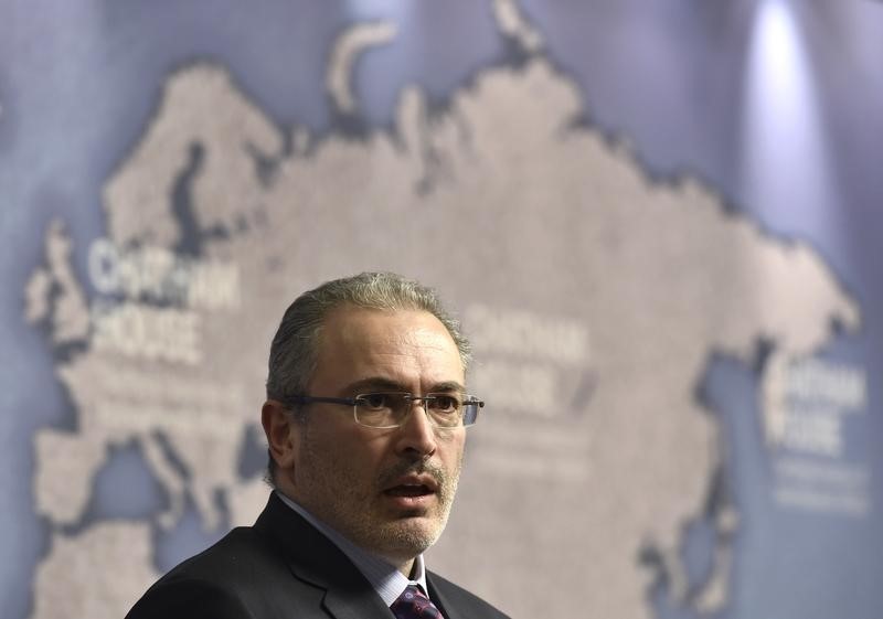 © Reuters. Russian exile, Khodorkovsky, delivers a speech in central London